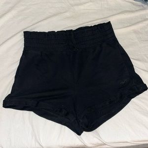 Black high waisted Hollister shorts with scrunch waist band